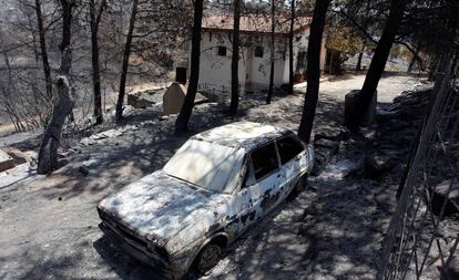 Un vehículo quemado en el incendio de Beneixama (Alicante).