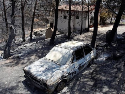 Un vehículo quemado en el incendio de Beneixama (Alicante).