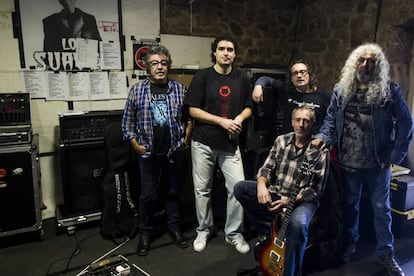 Los Suaves en 2015 en un estudio de Ourense, meses antes del accidente de Yosi. De izquierda a derecha: Charly Domínguez (bajo), Tino Mojón (batería), Fernando Calvo (guitarra, sentado), Alberto Cereijo (guitarra) y Yosi Domínguez (voz).