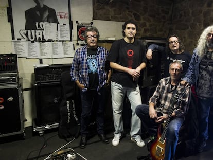 Los Suaves en 2015 en un estudio de Ourense, meses antes del accidente de Yosi. De izquierda a derecha: Charly Domínguez (bajo), Tino Mojón (batería), Fernando Calvo (guitarra, sentado), Alberto Cereijo (guitarra) y Yosi Domínguez (voz).