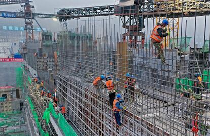 Trabajadores en la construcción del embalse Huangjinxia, en la provincia china de Hanzhong.