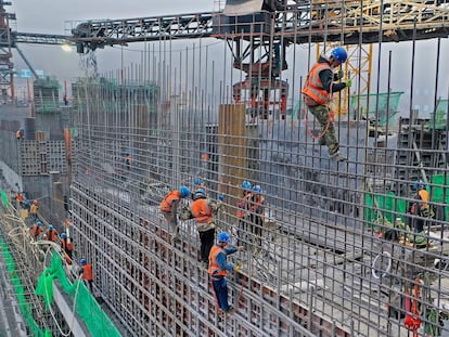 Trabajadores en la construcción del embalse Huangjinxia, en la provincia china de Hanzhong.