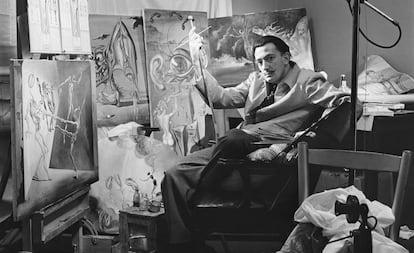 Dalí, in his studio in New York in 1943.