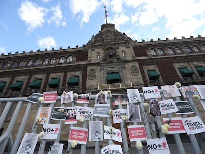 Carteles y fotografías en repudio a los asesinatos de periodistas a las afueras del Palacio Nacional, este martes.