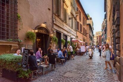 Terrazas en una calle del barrio romano de Trastevere.