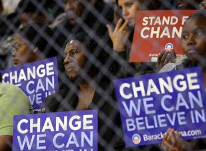 Simpatizantes de Barack Obama en Carolina del Sur llevan carteles que dicen "Cambio, podemos creer en ello".