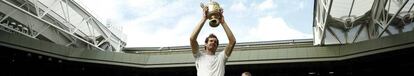 Murray alza su trofeo en la pista central de Wimbledon.