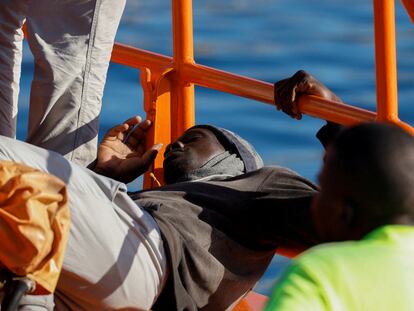 Desembarco de migrantes en el muelle de Arguineguín el viernes.