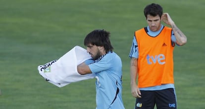 Beñat entrena con la selección en Las Rozas, con Cesc al fondo.