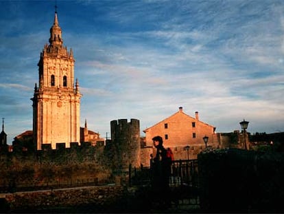 Vista de El Burgo de Osma, en la que destaca la torre de la catedral, terminada en el siglo XVIII.