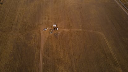Un camión hace prospecciones dentro de los límites del solar propiedad de Google en Cerrillos, Santiago de Chile. Un tribunal ambiental chileno declaró irregular en 2024 el proyecto para la construcción de un centro de datos en estos terrenos, al estimar que no se había tenido en cuenta su previsible impacto sobre el acuífero central de Santiago.
