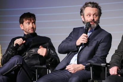El actor Michael Sheen (derecha) se convierte en investigador mediomabiental en el 'podcast' de la BBC 'Buried'.