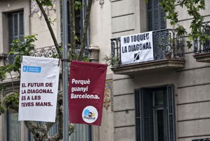 Pancartas institucionales sobre la consulta conviven en la Diagonal con las de quienes se oponen a la reforma