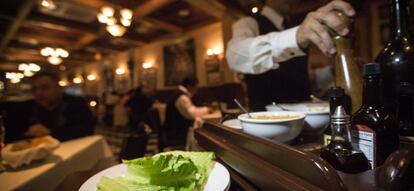 Preparación de la ensalada Caesar en el restaurante del mismo nombre