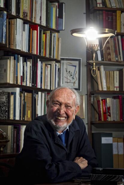 Josep María Castellet, escritor y editor, en su casa de Barcelona.
