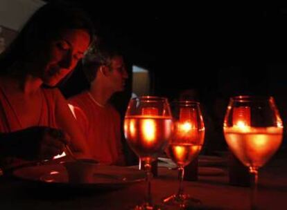 Una mujer degusta uno de los platos en la <i>Cena a oscuras</i>, en el restaurante Diablo Mundo.