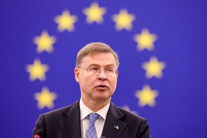 Valdis Dombrovskis atiende a la prensa este martes en Estrasburgo (Francia). 