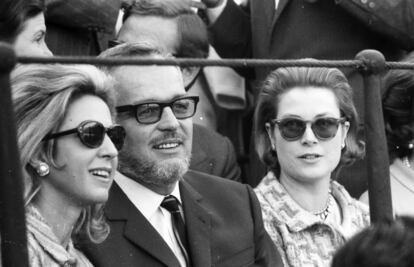El príncipe Raniero de Mónaco y Grace Kelly, en una barrera de La Maestranza.