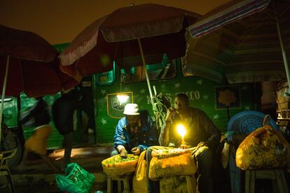 Vendedores de khat (o miraa en Kenia), una planta con efectos estimulantes especialmente popular en África Oriental y en el Cuerno de África. Kenia exporta cada semana alrededor de 20 toneladas de khat a Somalia, lo que genera 100 millones de dólares en ganancias anuales para los productores y exportadores.