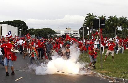 Bomba explode perto de manifestantes do MST durante marcha em Brasília, no dia 12 de fevereiro.