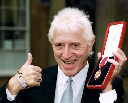 Jimmy Savile, en una imagen de 1990 durante uno de los reconocimientos que recibió por su labor humanitaria.