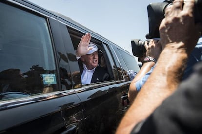 Donald Trump saluda a los medios desde su coche, el jueves en Texas.
