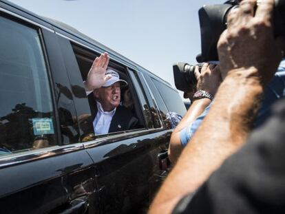 Donald Trump saluda a los medios desde su coche, el jueves en Texas.