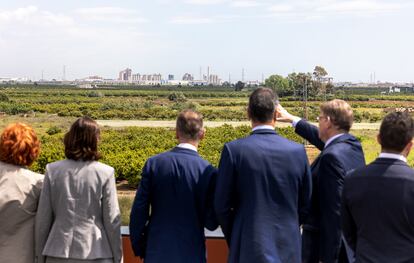 De espaldas y de izquierda a derecha, la ministra de Industria, Reyes Maroto, el entonces director ejecutivo de Volkswagen, Herbert Diess, el presidente del Gobierno, Pedro Sánchez, y el presidente valenciano, Ximo Puig, el 5 de mayo en los terrenos donde se asentará la fábrica de baterías en Sagunto.