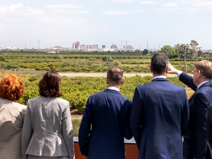 El presidente del Gobierno, Pedro Sánchez (d), y el entonces director ejecutivo de Volkswagen, Herbert Diess (i), y el presidente valenciano, Ximo Puig, durante la presentación del proyecto de gigafactoría de baterías de Volkswagen, a 5 de mayo de 2022.