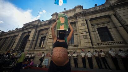 Una mujer protesta por el derecho al aborto ante en Congreso guatemalteco, este 15 de marzo en Ciudad de Guatemala.