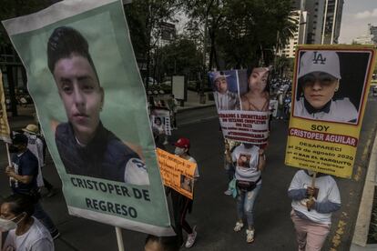 Un grupo de víctimas ha acudido a la conferencia matutina del presidente Andrés Manuel López Obrador a entregar exigencias y demandas.