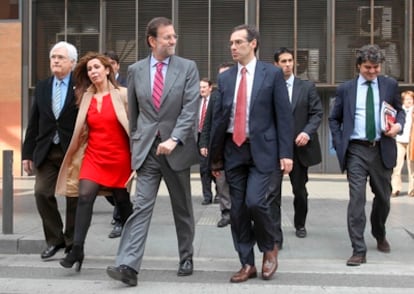 El líder del Partido Popular, Mariano Rajoy, acompañado de la presidenta en Cataluña Alicia Sánchez- Camacho y el candidato a la alcadía de Hospitalet de Llobregat Juan Carlos del Rio.