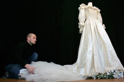 Diana tenía un vestido de reserva para el día de su boda. Era del mismo diseñador y fue subastado en 2011 y alcanzó las 84,000 libras (incluía una réplica de los zapatos que llevó al altar).