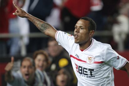 Luis Fabiano celebra un tanto ante el Athletic.