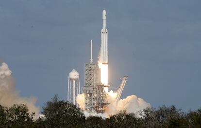 El Falcon Heavy pretende convertirse en el cohete más poderoso del mundo en operación, capaz de transportar personas a la Luna o a Marte algún día.