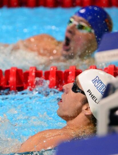 Phelps y Lochte, en segundo término, al concluir la prueba de 200m.