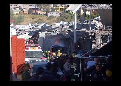 El jefe del cuerpo de bomberos reporta la actividad desde el lugar. Fotografía distribuida por Raúl Esquivel, Jefe de Bomberos de la Ciudad de México