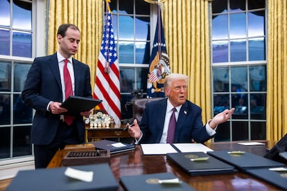 El presidente de Estados Unidos, Donald Trump, firma numerosas órdenes ejecutivas en el primer día de su presidencia en el Despacho Oval de la Casa Blanca, el 20 de enero de 2025.