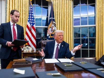 El presidente de Estados Unidos, Donald Trump, firma numerosas órdenes ejecutivas en el primer día de su presidencia en el Despacho Oval de la Casa Blanca, el 20 de enero de 2025.