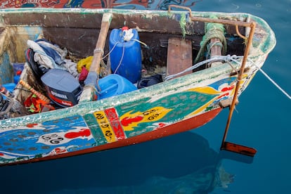 Los timones de los cayucos son de hierro y el patrón de la embarcación los acciona de forma manual. Para navegar en el mar dependen del GPS. Si este deja de funcionar se usan brújulas o se intentan orientar gracias a las estrellas. Es frecuente que las pateras o cayucos se pierdan en la travesía debido a problemas de los medios de navegación y condiciones climáticas desfavorables. Los motores utilizados son de baja potencia (40 y 70 caballos) En la imagen, tomada el 14 de julio de  2021, en el Puerto de Los Cristianos de Tenerife, se ven el timón y motor de un cayuco senegalés. 