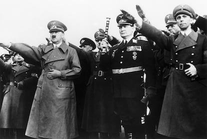 Hitler haciendo el saludo nazi en Berlín, el 13 de agosto de 1943.