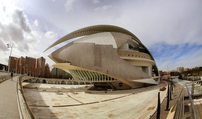 La imagen de la fachada del Palau de les Arts, con el 'trencadís' a punto de ser retirado en su totalidad.