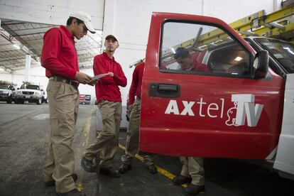 Técnicos de Axtel SAB en el centro de distribución de la empresa en la Ciudad de México.