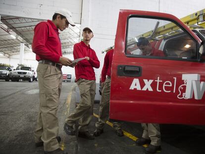 Técnicos de Axtel SAB en el centro de distribución de la empresa en la Ciudad de México.