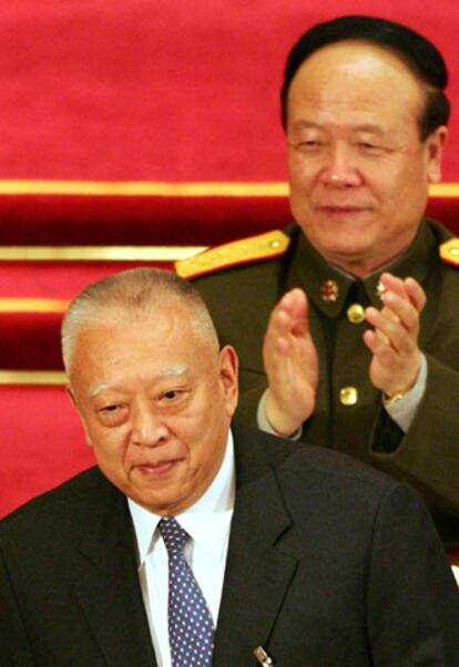 Tung Chee-hwa tras ser nombrado vicepresidente de la Conferencia Política Consultiva del Pueblo Chino.