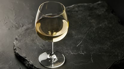 Artículo de EL PAÍS Escaparate que analiza en profundidad mediante una videocata el vino blanco Habla del Mar.