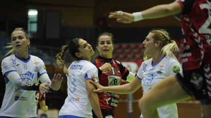 La internacional Ainhoa Hernández (c), con su equipo, el Zuazo, ante el Tenerife. 