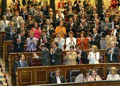 Los diputados socialistas y de Izquierda Verde aplauden al nuevo presidente del Gobierno tras la votación.