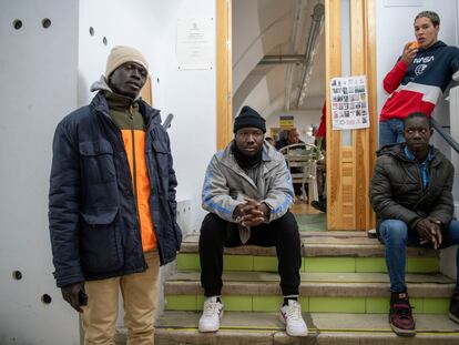 Tres inmigrantes senegalenses, que duermen a la intemperie, en las escaleras del Centro de Día Santa Clara de Jaén.