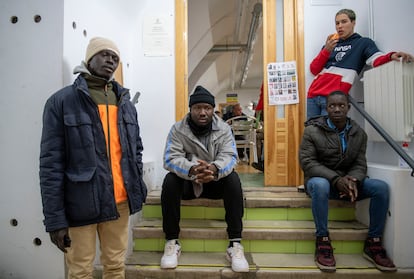 Tres inmigrantes senegalenses, que duermen a la intemperie, en las escaleras del Centro de Día Santa Clara de Jaén.